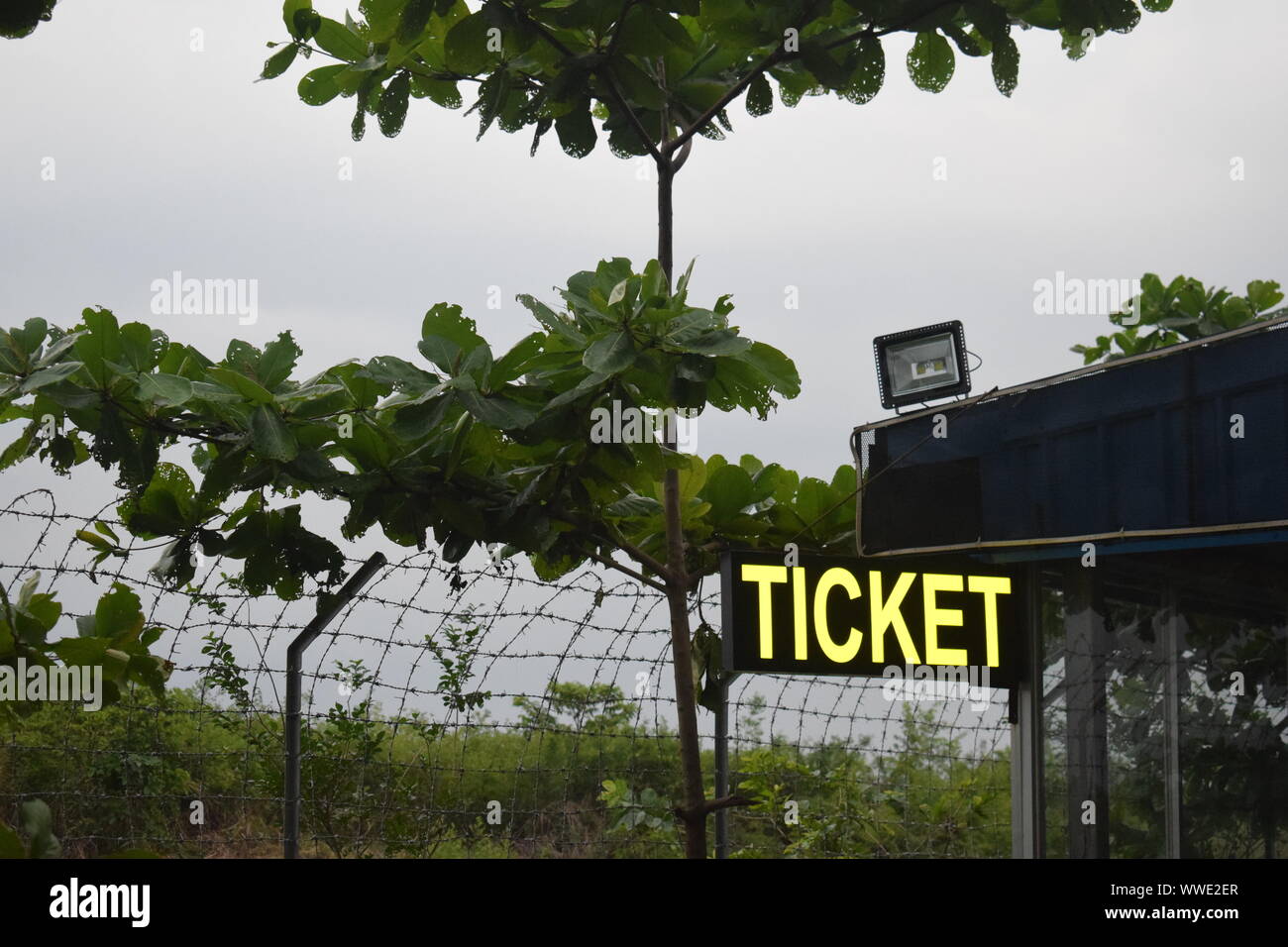 panneau de signalisation sur un comptoir de billetterie Banque D'Images