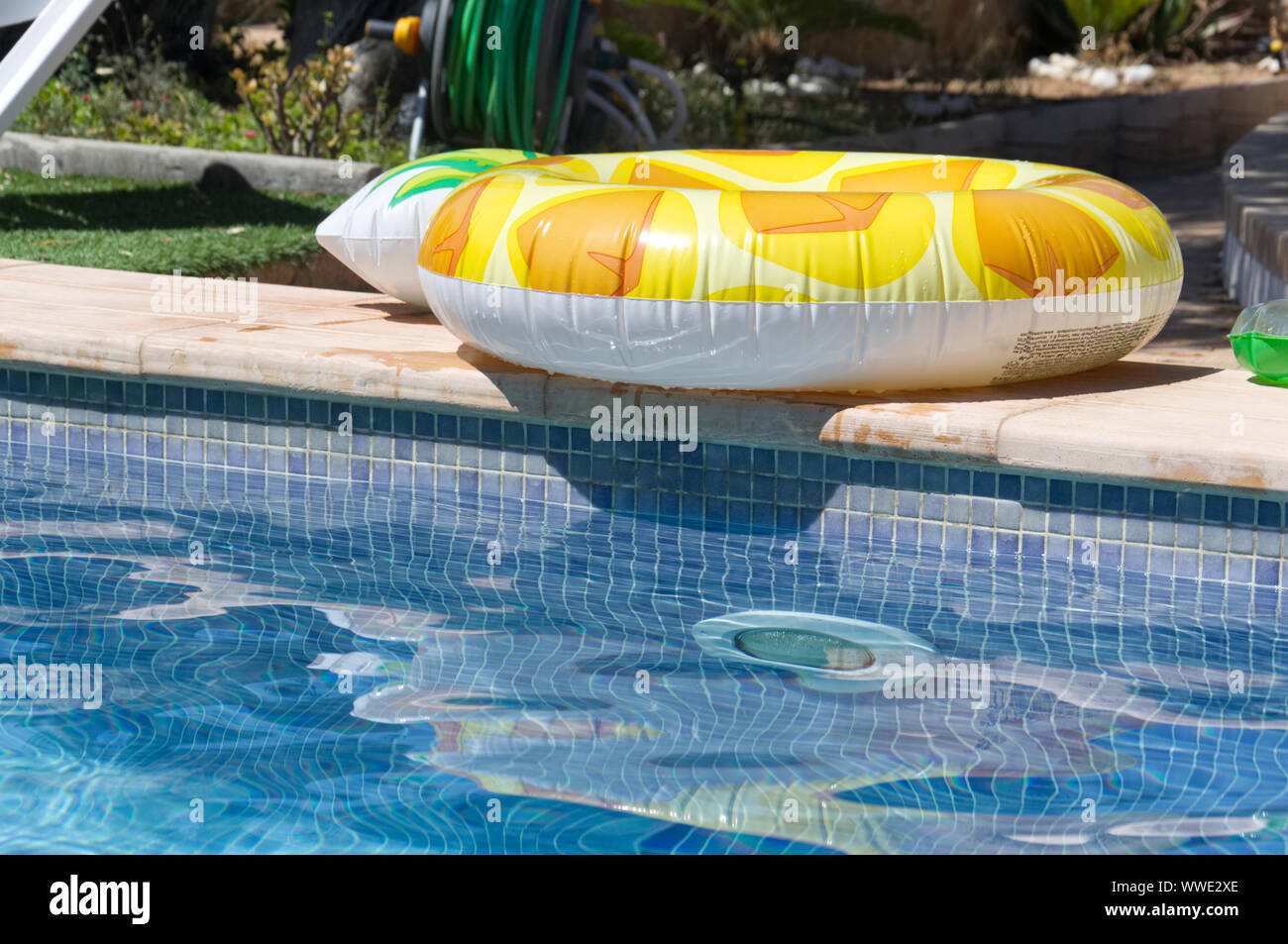 Ananas gonflable ring floating in swimming pool Banque D'Images