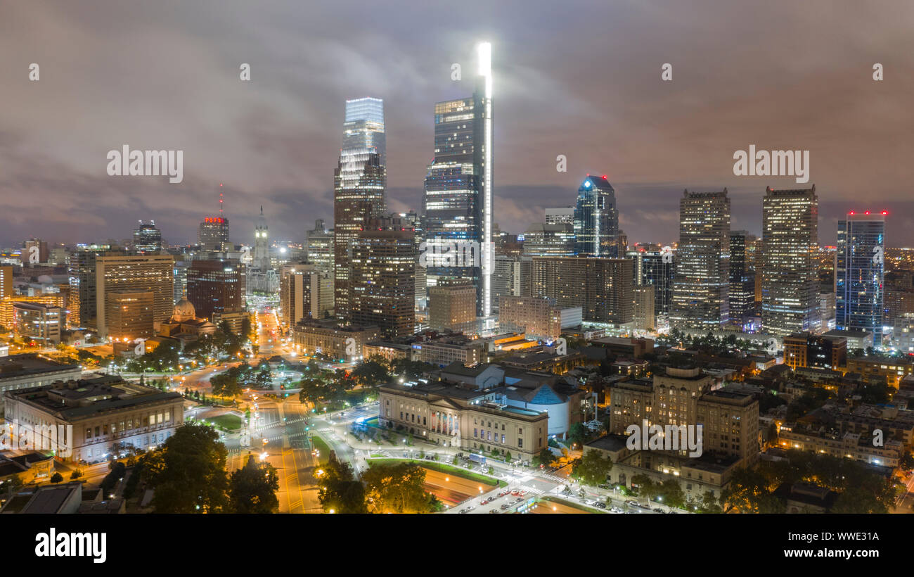 La brume de gratte-ciels autour de l'altitude dans le centre-ville de Philadelphie PA Banque D'Images