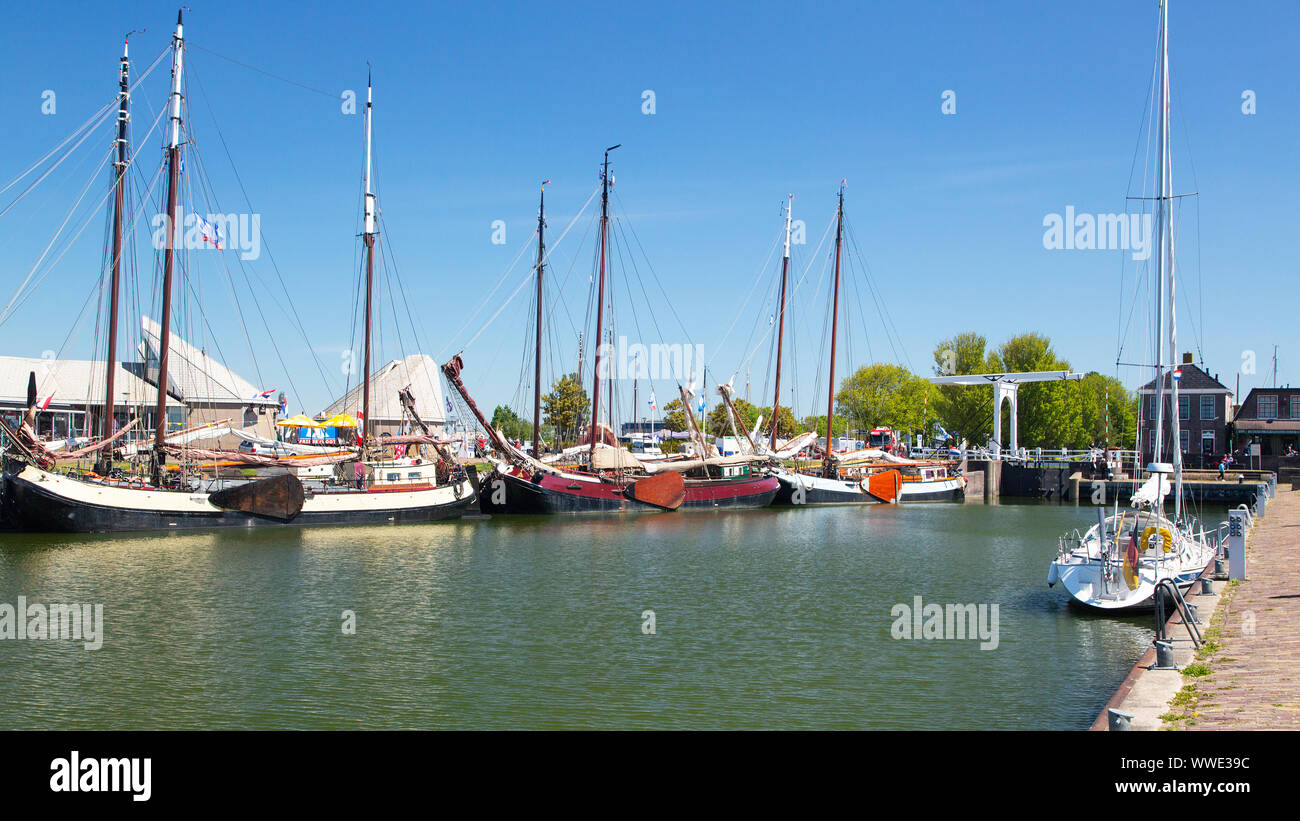 Les navires historiques dans le port de Stavoren, Frise, Pays-Bas Photo  Stock - Alamy