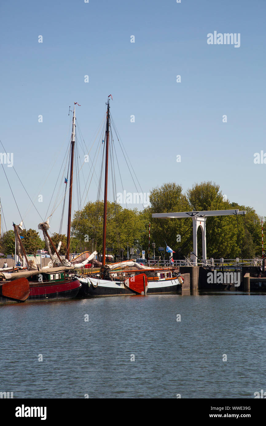 Les navires historiques dans le port de Stavoren, Frise, Pays-Bas Banque D'Images