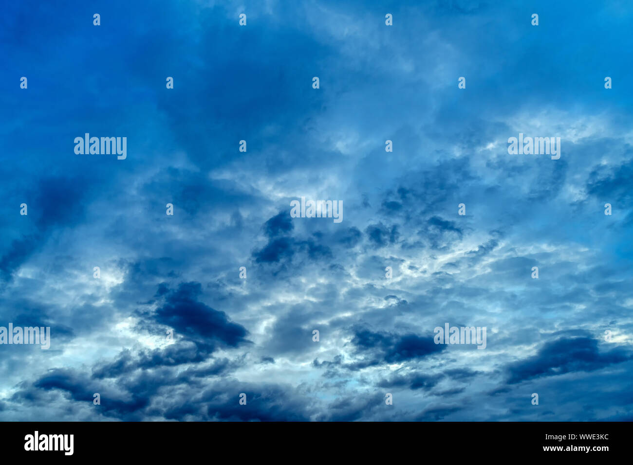 Ciel d'hiver spectaculaire avec des nuages en arrière-plan météorologiques saisonnières Banque D'Images