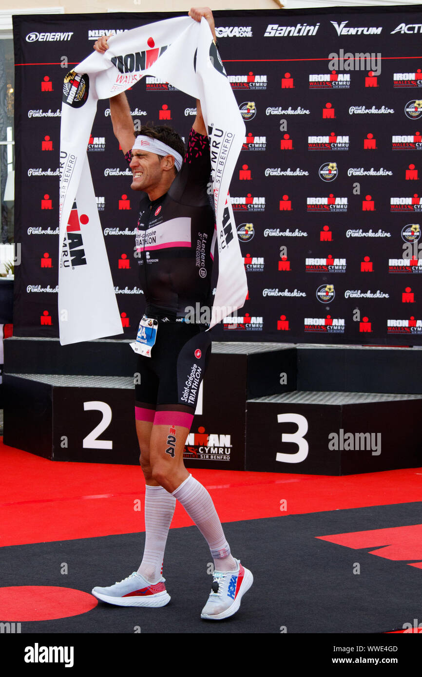 Ironman de galles, North Beach, Tenby, Pembrokeshire, UK. 15 septembre 2019. Arnaud Guilloux de France remporte l'événement avec un temps de 8 heures et 48 minutes. C'est l'une des plus dures des cours dans le monde. À partir d'un 2,4 km de natation, suivi d'un cours de vélo 112 tout au long de Pembrokeshire, et un 26,2 km, la ligne d'arrivée. Ironman Wales offre 40 slots de qualification pour l'Ironman World Championship 2020 Vega à Kailua-Kona, Hawaii. Crédit : Andrew Bartlett/Alamy Live News Banque D'Images