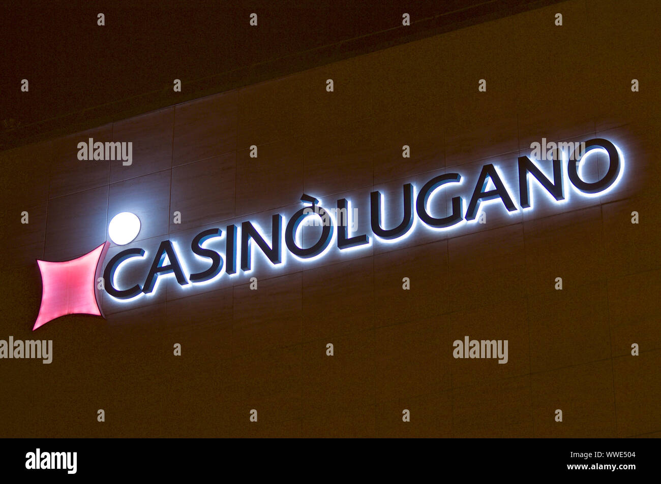 Lugano, Tessin, Suisse - 17 août 2019 : vue sur le logo lumineux de Lugano Casino installé sur le mur de marbre dans la ville de Lugano, Tessin Banque D'Images