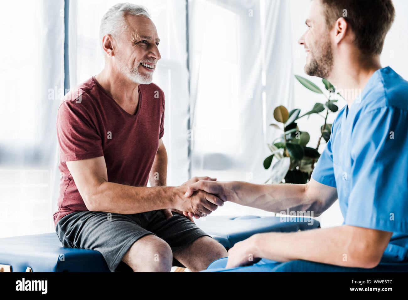 Heureux de serrer la main du patient avec un médecin Banque D'Images