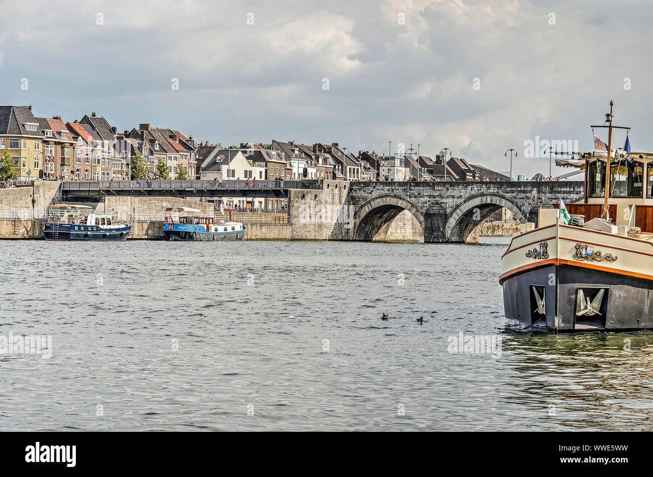 Maastricht, Pays-Bas, septembre 7, 2019 : voir l'ensemble de la Meuse vers le quai à Wyck et district pont Saint-servais Banque D'Images