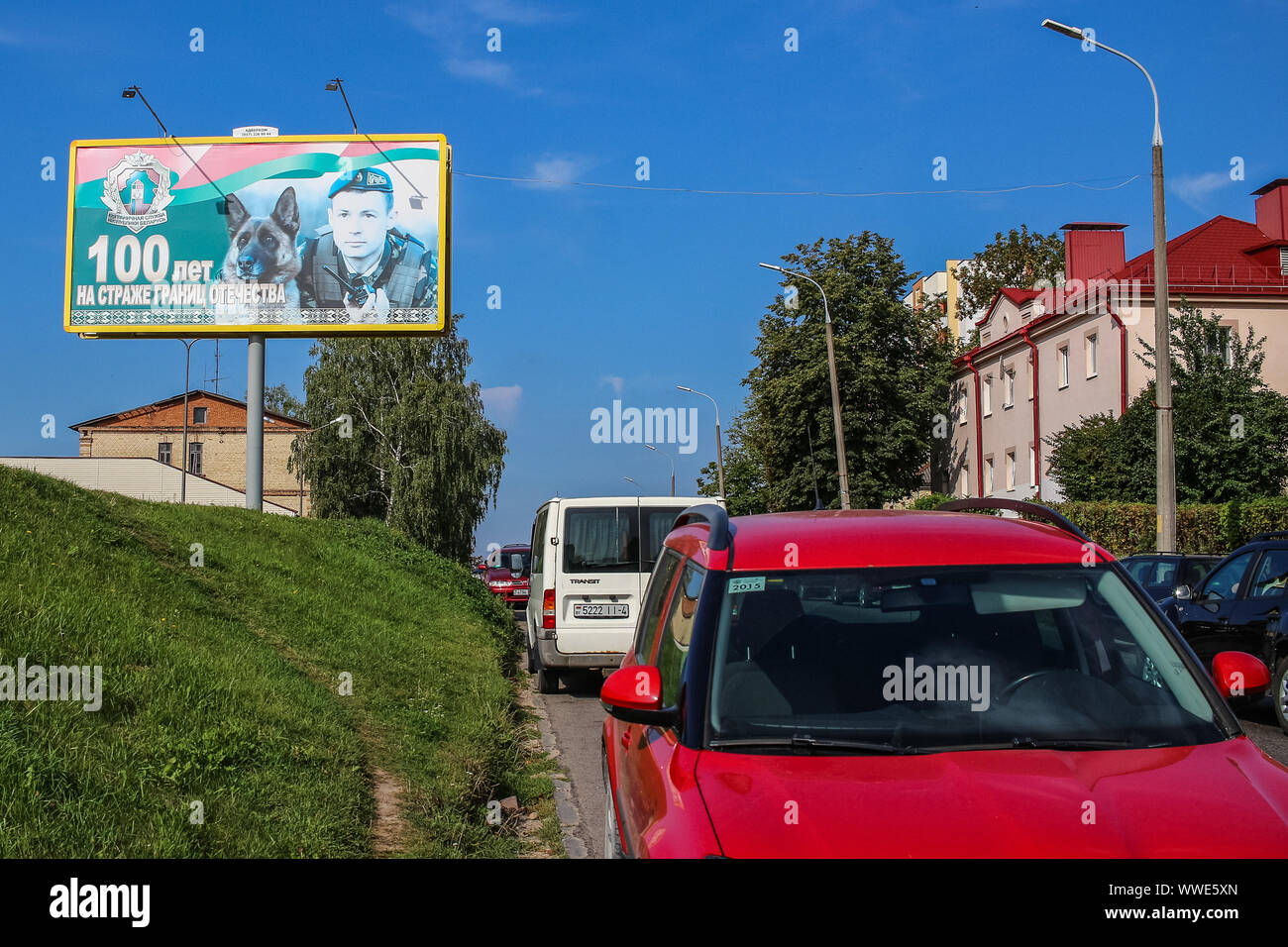 Affiche de propagande gouvernementale sur les 100 ans de la garde-frontière biélorusse qui dit '100 ans garde frontières intérieure' est vu à Grodno, Bélarus le 31 août 2019 © Michal Fludra / Alamy Live News Banque D'Images