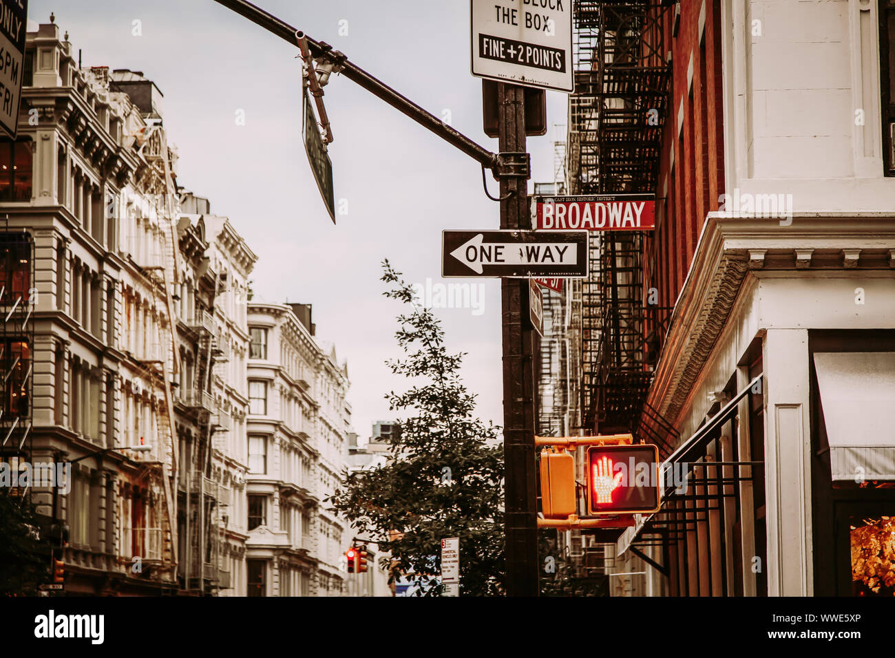 Broome et traversée de la rue Broadway à New York City, SoHo, USA Banque D'Images