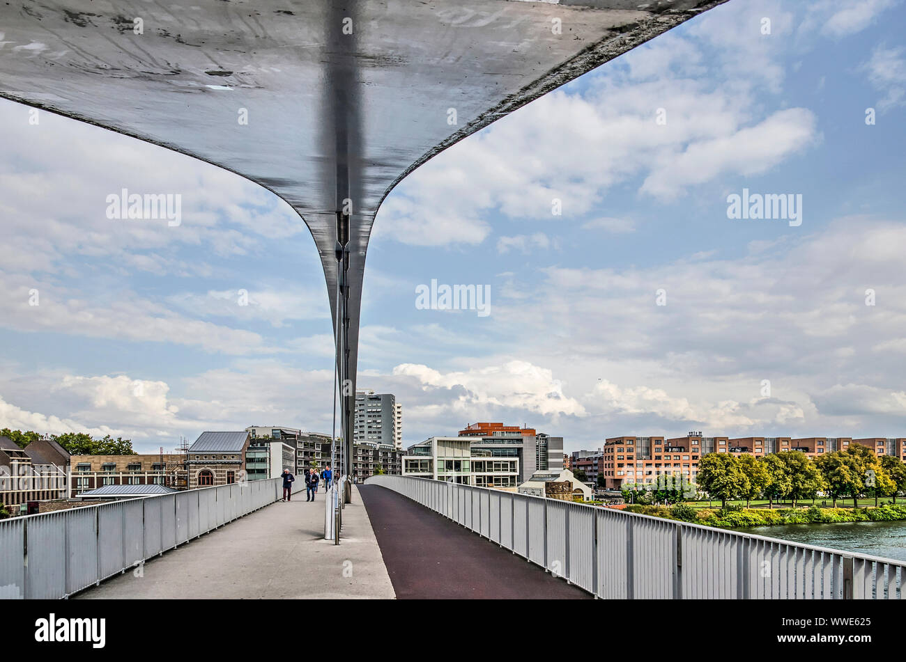 Maastricht, Pays-Bas, le 7 septembre 2019 : voir sous l'arche de la Hoge Brug moderne (haut pont) pour les piétons et vélos Banque D'Images