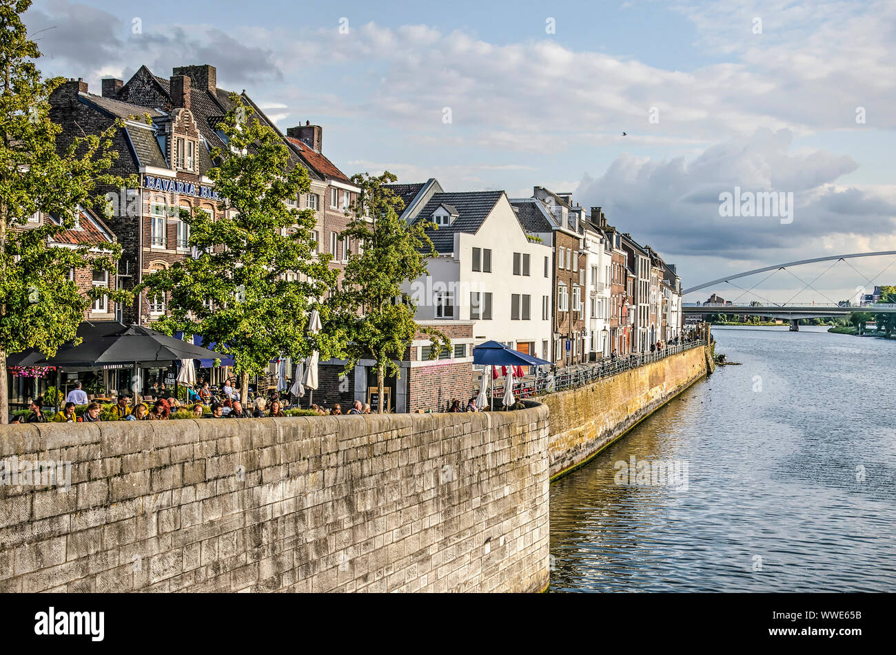 Maastricht, Pays-Bas, le 7 septembre 2019 : voir le long du quai à Wyck quartier, avec des arbres, des terrasses et de trois ou quatre étages des maisons de brique Banque D'Images