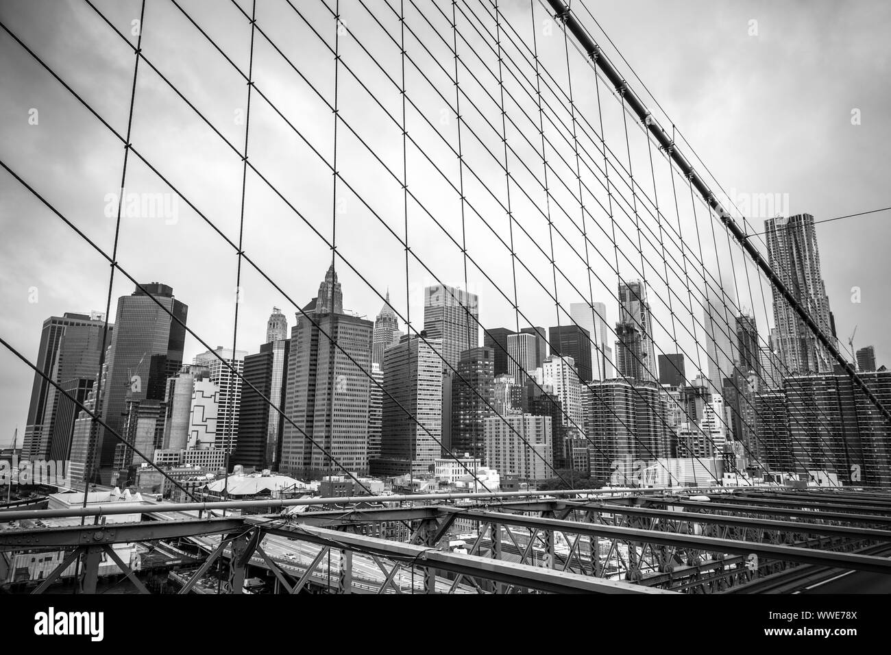 Manhattan vue du pont de Brooklyn à New York en noir et blanc ton, USA Banque D'Images