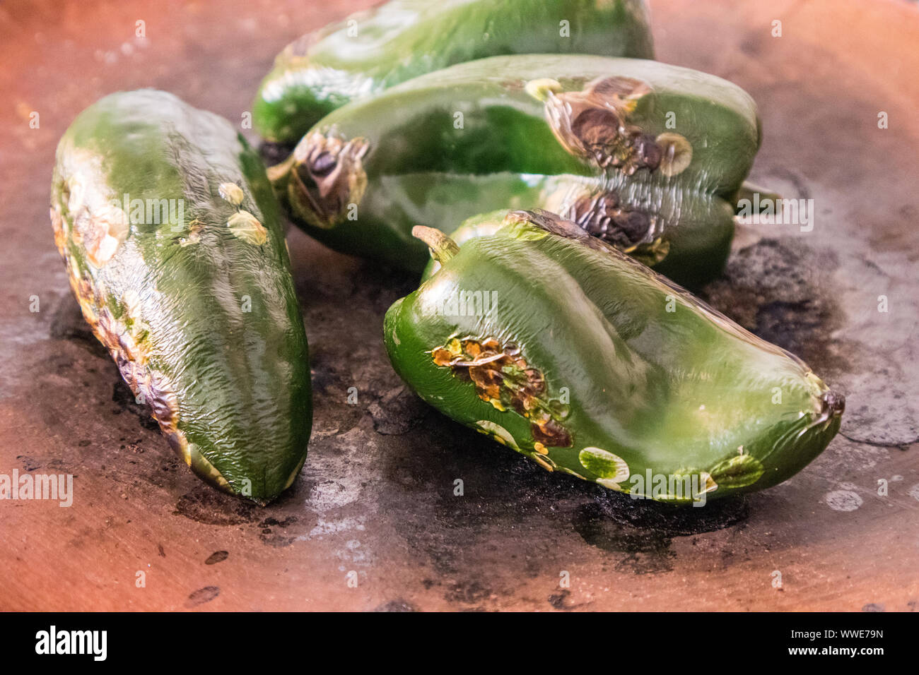 Piments Poblano torréfaction à Mexico Banque D'Images