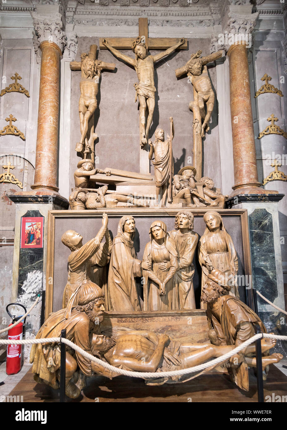 C16 gravure sur bois représentant la crucifixion, mise au tombeau et la résurrection dans l'Église Notre-Dame-de-lAssomption, Puget-Théniers, France, Europe Banque D'Images