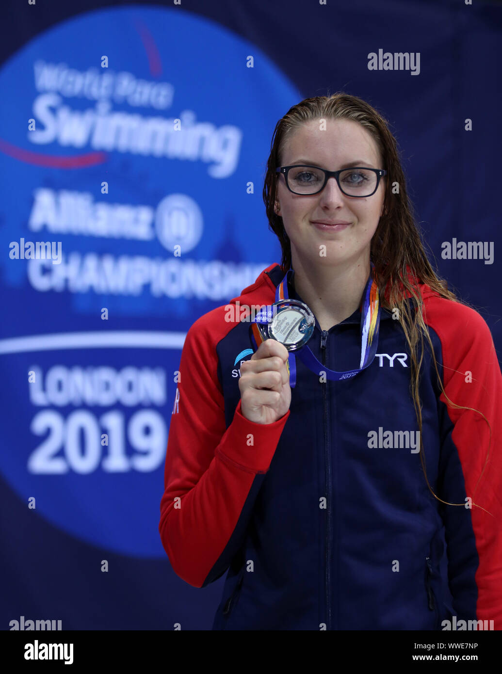 Great Britains Jessica Jane Applegate Pose Avec Sa Médaille Dargent Dans Le 100m Papillon