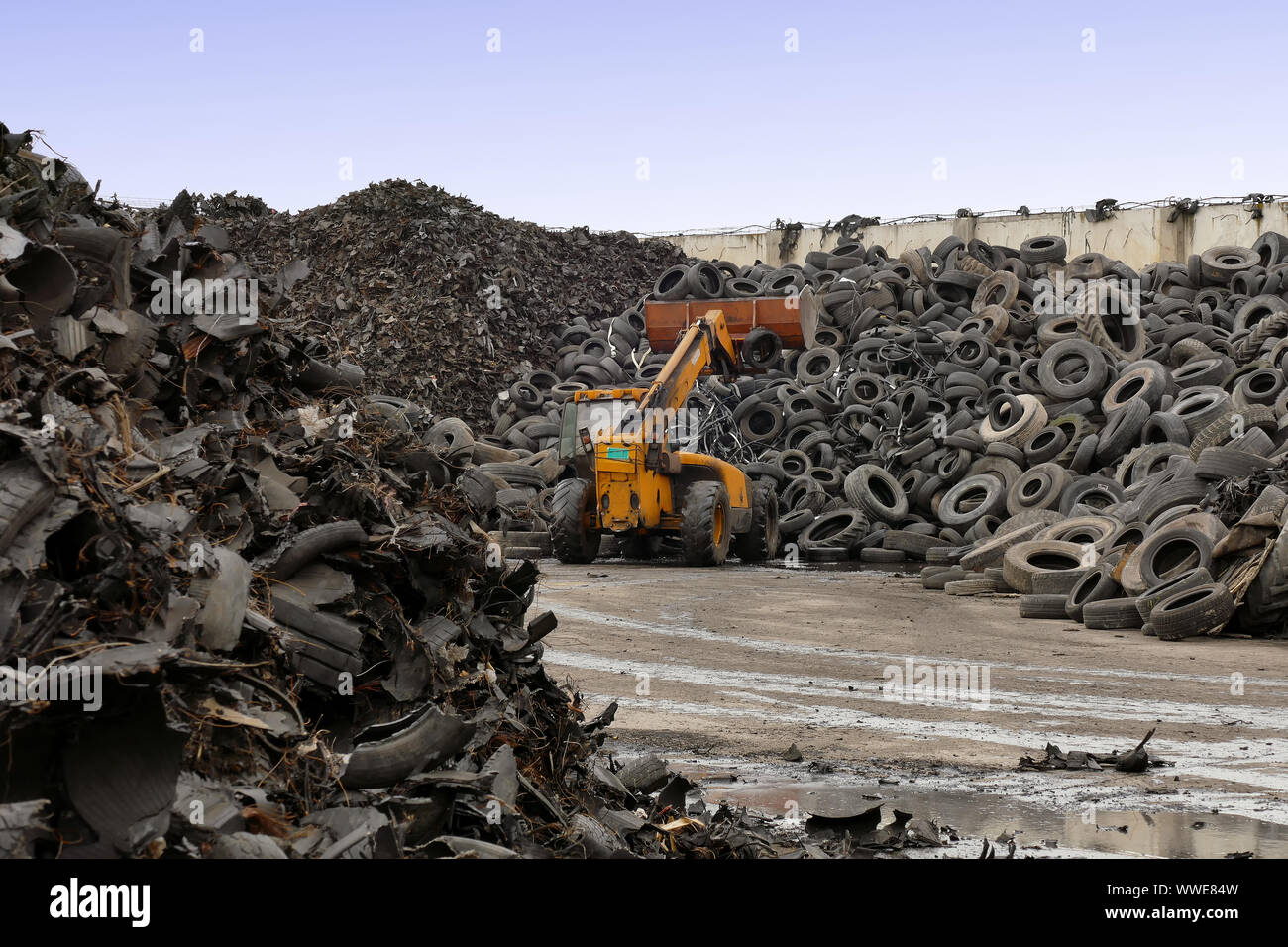 Usine de recyclage de pneus / pile de pneus préparés pour le recyclage à l'usine Banque D'Images