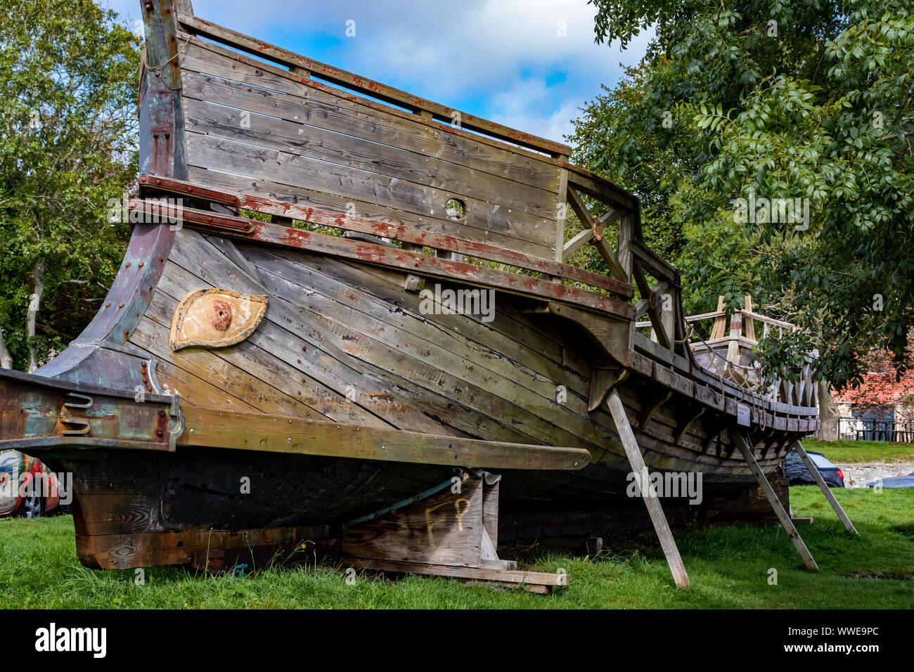 /Bière Rum barils ,Cannon et gréement du navire et vieux bateau dans Port de Charlestown,Cornwall UK Banque D'Images