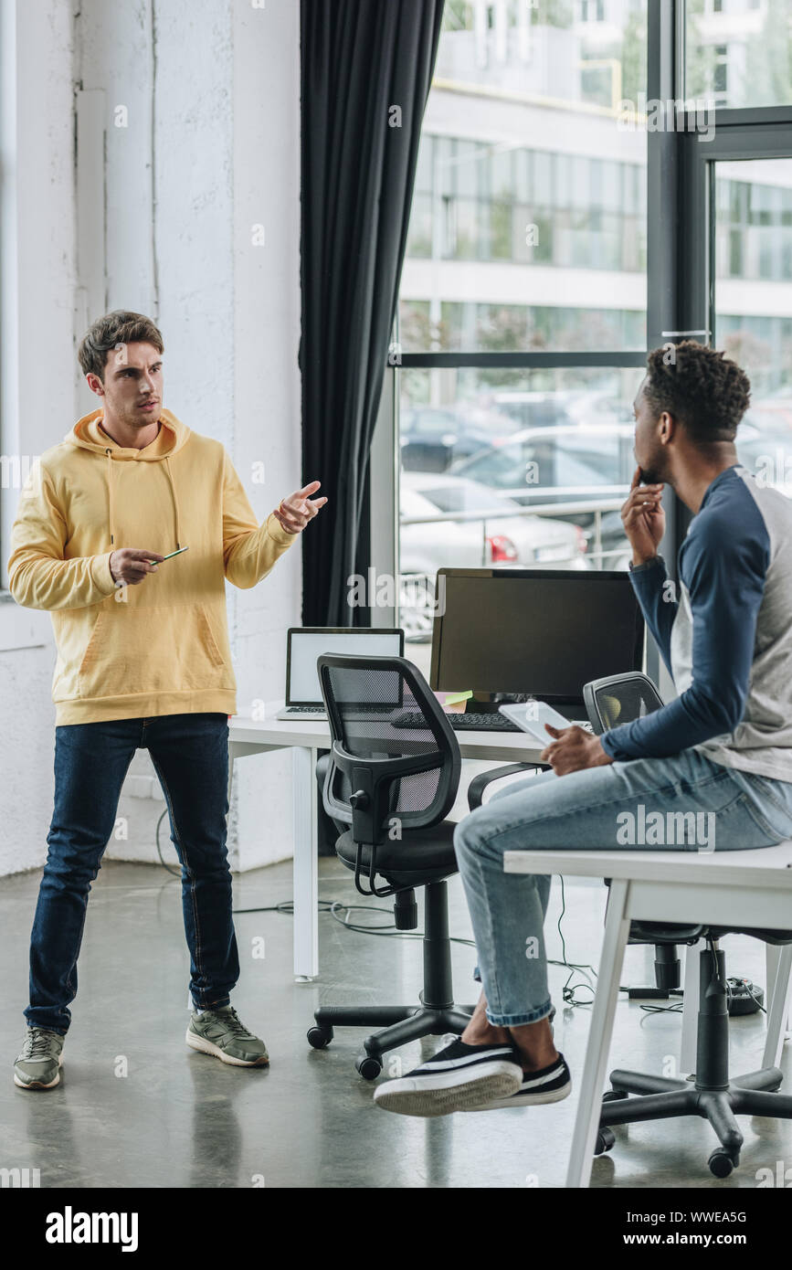 Deux programmeurs multiculturelle discuter des idées in office Banque D'Images