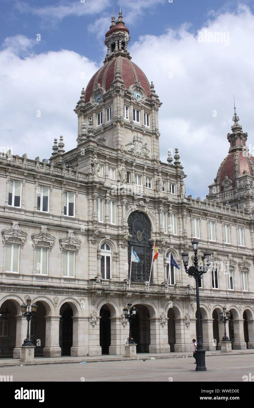 A Coruna - le Palacio Municipal dans la Plaza Maria Pita. Banque D'Images