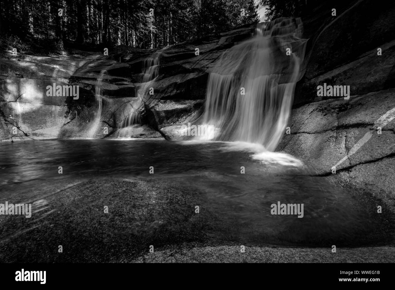Cascade de la rivière Mumlava sur Mumlava, Harrachov, Monts des Géants, le Parc National de Krkonose République Tchèque Banque D'Images