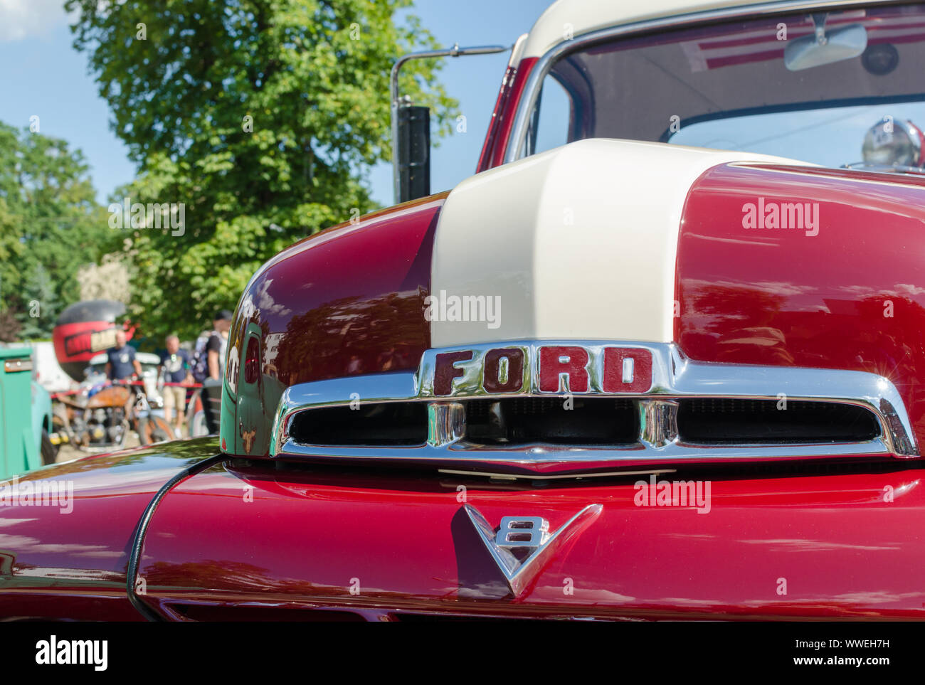 WROCLAW, Pologne - 11 août 2019 : USA voitures afficher : Ford F-100 1951 rénové Camionnette de couleurs rouge et blanc. Close-up du logo sur la voiture. Banque D'Images
