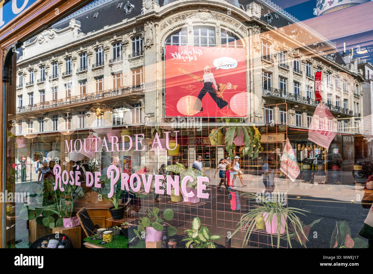 La moutarde maille boutique boutique, Galerie Lafayette reflet dans vitrine, Dijon, Bourgogne, France Banque D'Images