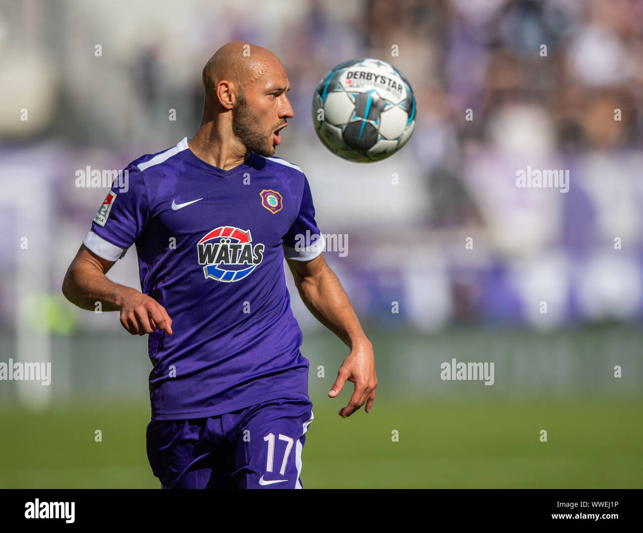 Aue, l'Allemagne. 15 Sep, 2019. Soccer : 2ème Bundesliga, Erzgebirge Aue - VfL Osnabrück, 6e journée, dans le Sparkassen-Erzgebirgsstadion. Uae Philipp Riese passe le ballon. Crédit : Robert Michael/dpa-Zentralbild/DPA - NOTE IMPORTANTE : en conformité avec les exigences de la DFL Deutsche Fußball Liga ou la DFB Deutscher Fußball-Bund, il est interdit d'utiliser ou avoir utilisé des photographies prises dans le stade et/ou la correspondance dans la séquence sous forme d'images et/ou vidéo-comme des séquences de photos./dpa/Alamy Live News Banque D'Images