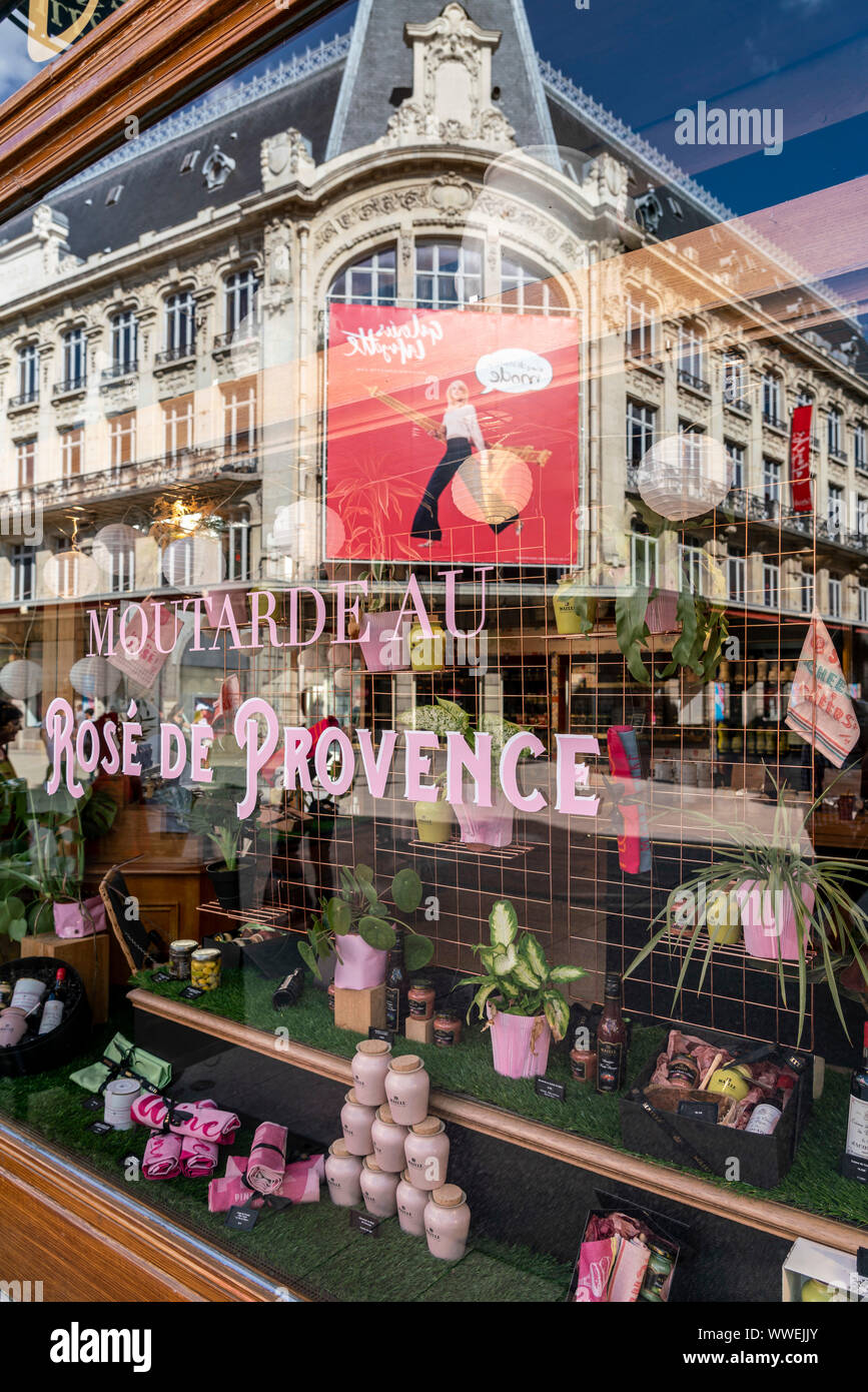 La moutarde maille boutique boutique, Galerie Lafayette reflet dans vitrine, Dijon, Bourgogne, France Banque D'Images