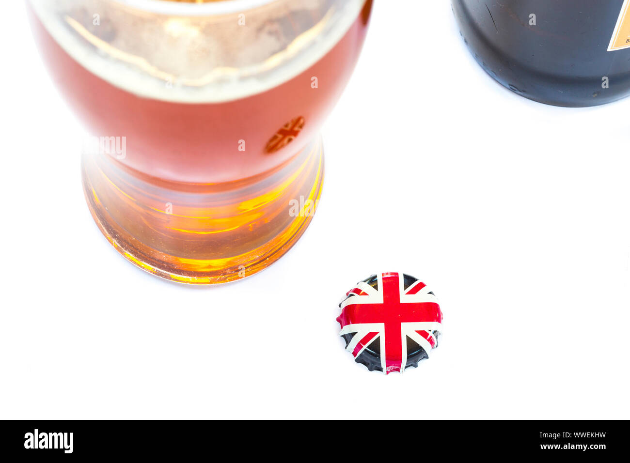 La bouteille de bière dans un verre. Banque D'Images