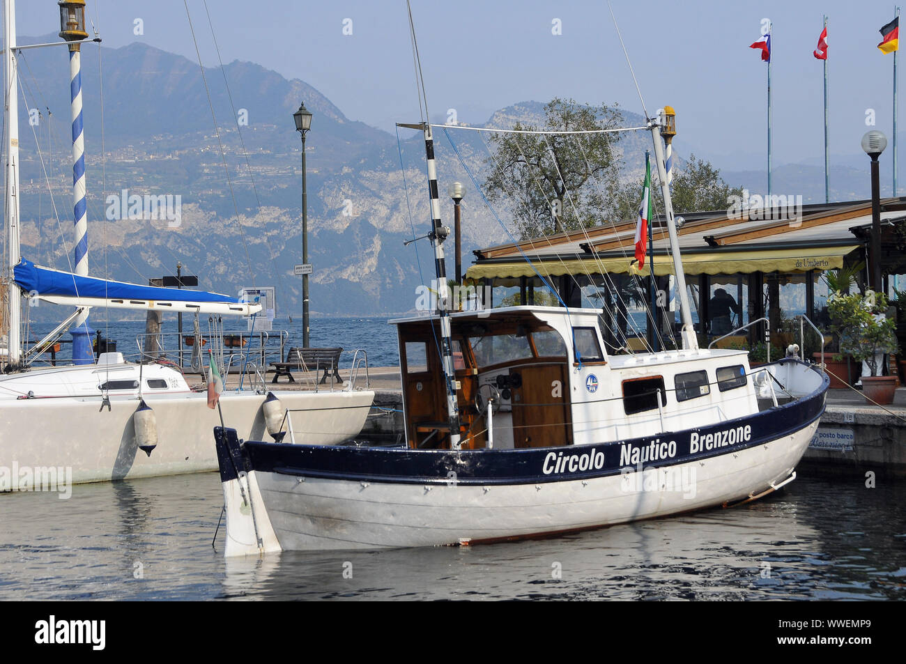 Bateaux dans le port, Castelletto di Brenzone, Italie, Europe Banque D'Images