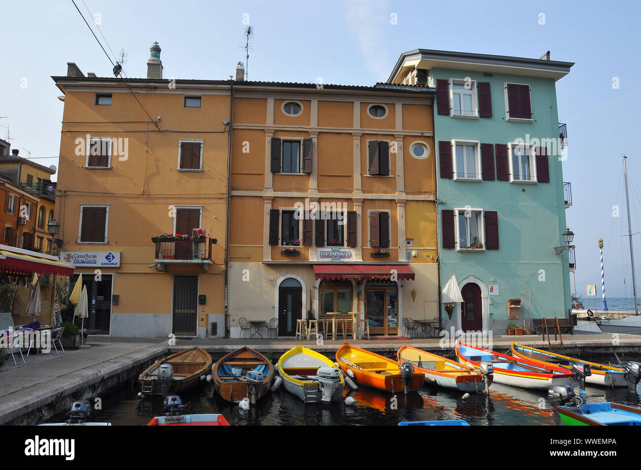 Bateaux dans le port, Castelletto di Brenzone, Italie, Europe Banque D'Images