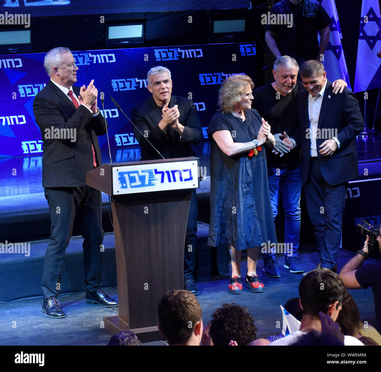 Tel Aviv, Israël. 15 Sep, 2019. (L) Benny Gantz, chef du parti bleu et blanc, claps à la fin d'un rassemblement électoral à Tel Aviv, Israël, dimanche, 15 Septembre, 2019. Des sondages montrent Gantz exécutant une course serrée avec le Premier ministre israélien Benjamin Netanyahu. Photo par Debbie Hill/UPI UPI : Crédit/Alamy Live News Banque D'Images