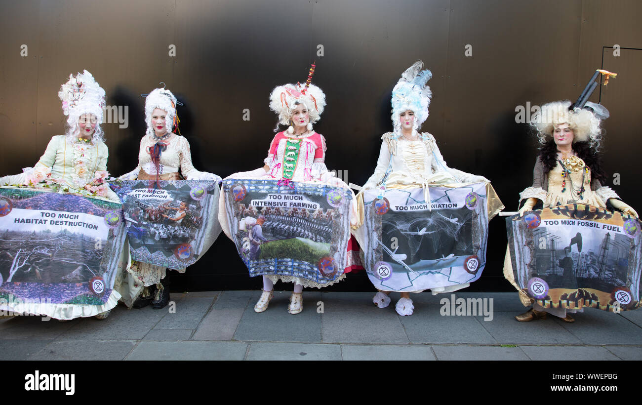 Londres, Royaume-Uni. 15 septembre 2019. Rébellion Extinction protestataires de Bristol l'organisation d'une manifestation à la London Fashion Week en soulignant leurs préoccupations pour l'environnement, vêtus de costumes et de perruques à l'ancienne avec des messages visuels. Crédit : Joe Keurig / Alamy News Banque D'Images