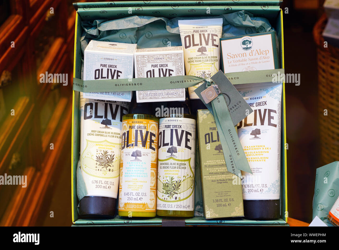 RENNES, FRANCE - 23 juillet 2019- Vue d'une boîte-cadeau, y compris produits de beauté pure avec de l'huile grecque grecque de marque de cosmétiques Korres. Banque D'Images