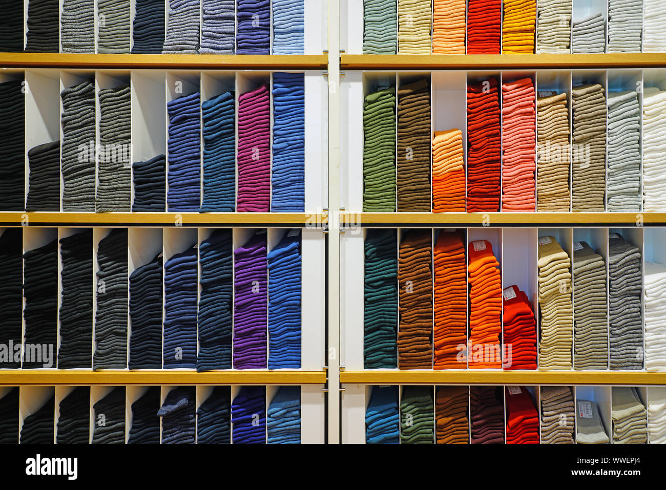 RENNES, FRANCE - 23 juillet 2019- Affichage des chaussettes colorées dans  un magasin Uniqlo à Rennes, France. Uniqlo est un détaillant de vêtements  japonais Photo Stock - Alamy