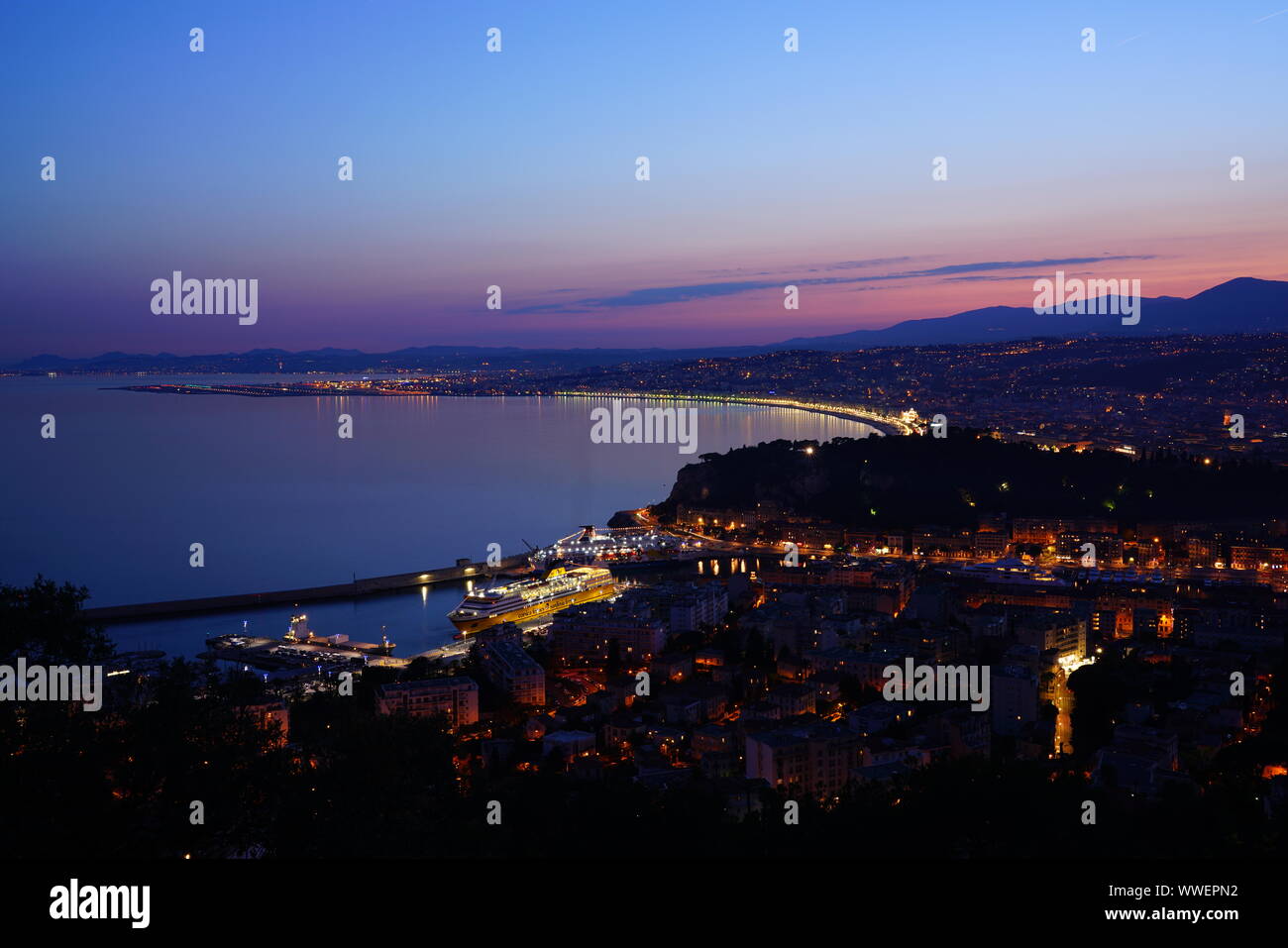NICE, FRANCE - 16 AVRIL 2018- Vue du coucher de soleil d'un ferry depuis Corsica Ferries dans le Port de Nice et de la Promenade des Anglais en bord de mer e Banque D'Images