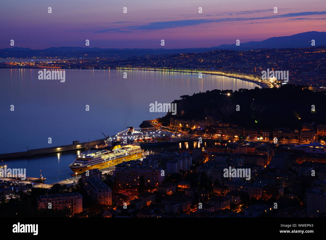 NICE, FRANCE - 16 AVRIL 2018- Vue du coucher de soleil d'un ferry depuis Corsica Ferries dans le Port de Nice et de la Promenade des Anglais en bord de mer e Banque D'Images