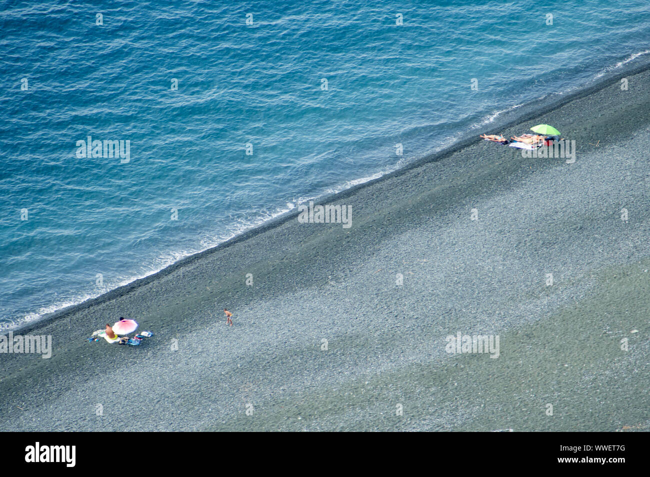 Longue plage noire à Nonza, Cap Corse, Corse, France. Paysage de Nonza plage, situé sur la côte ouest du Cap Corse. Banque D'Images