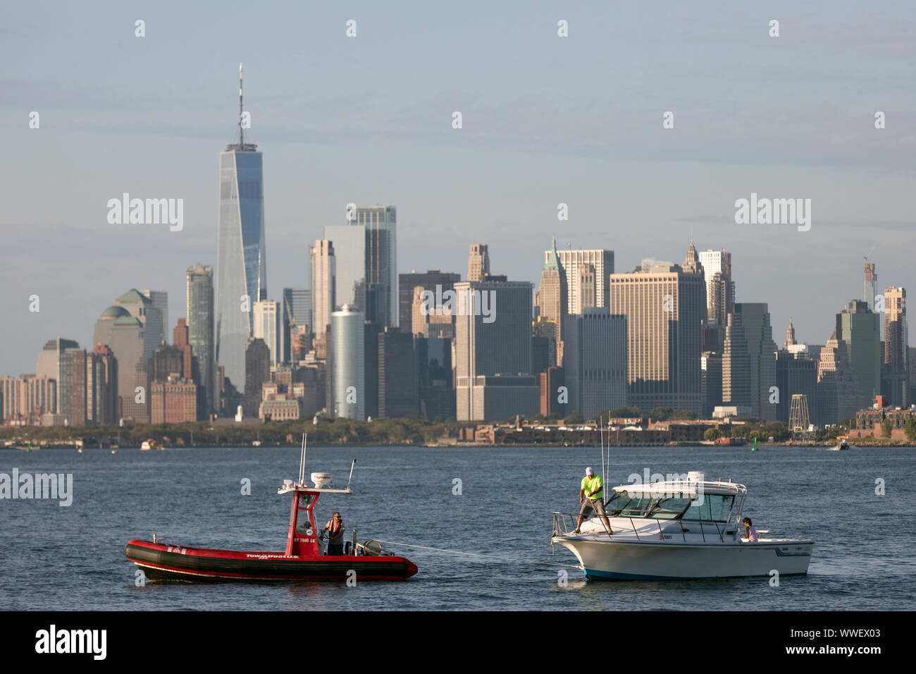 Décomposé en bateau upper New York Bay en attente de sauvetage par un remorquage. Banque D'Images