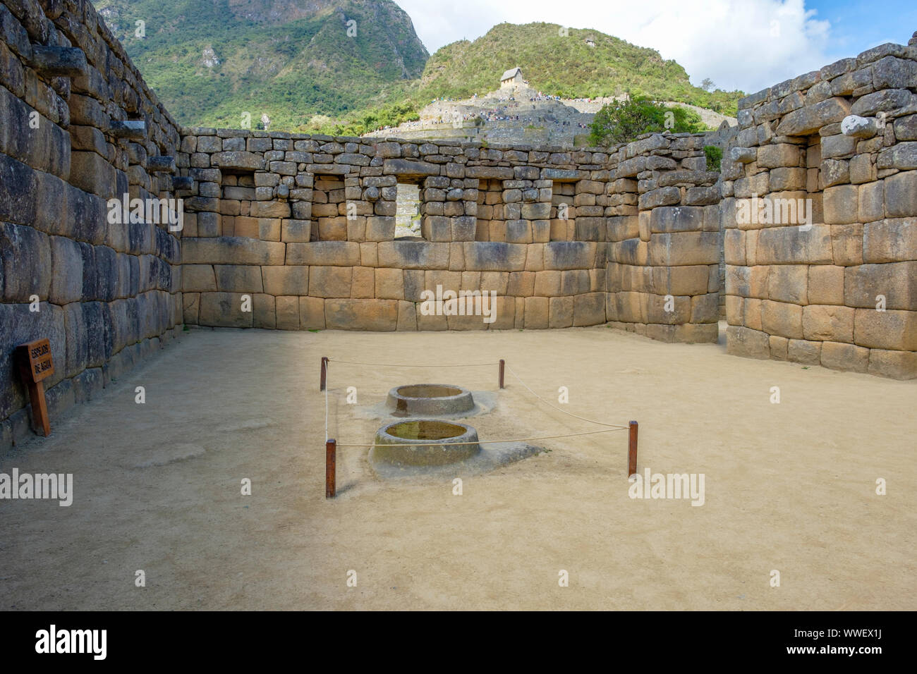 Miroirs d'eau, miroirs d'eau, affleurements rocheux circulaires utilisés comme mortiers circulaires ou outil astronomique pour réfléchir les étoiles, ruines du Machu Picchu, Pérou. Banque D'Images
