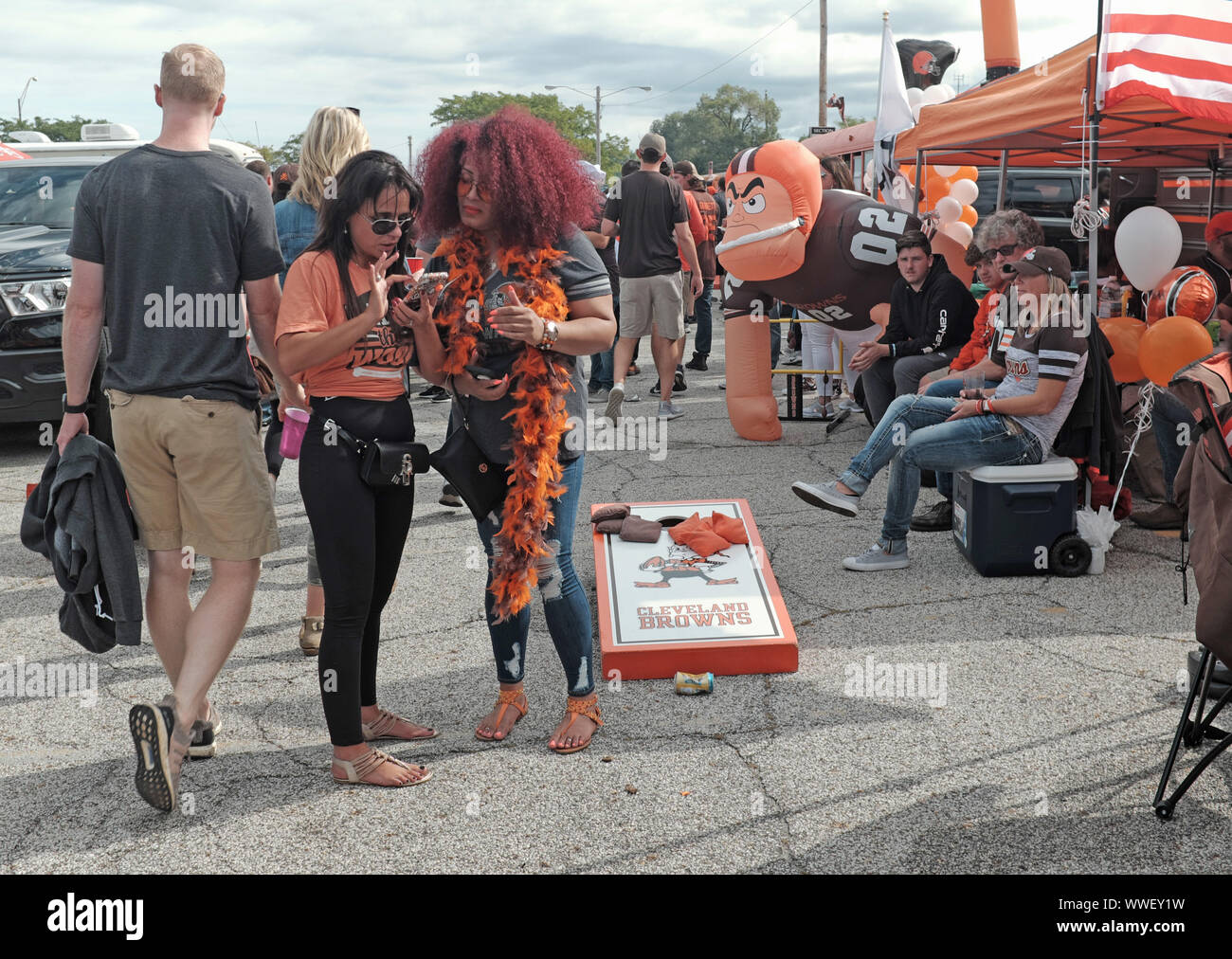 Le talonnage avant-match partis à la Cleveland lots municipaux, et bien d'autres, est une tradition avant tous les jeux accueil Cleveland Browns de Cleveland, Ohio. Banque D'Images