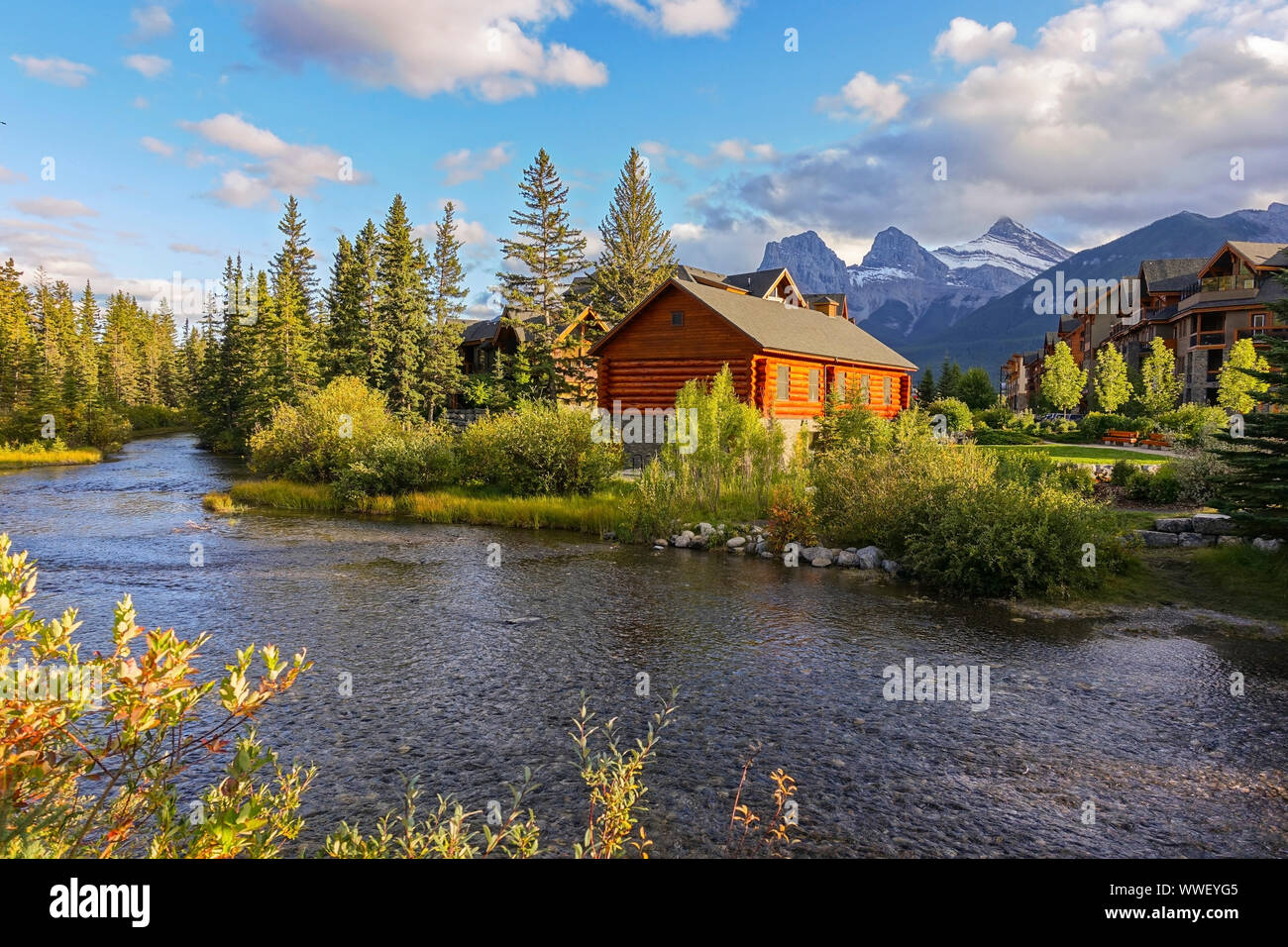 Spring Creek Alpine Village complexe de condominiums Paysage avec la montagne de trois Sœurs. Ville de Canmore, Alberta Foothills of Canadian Rockies Banque D'Images