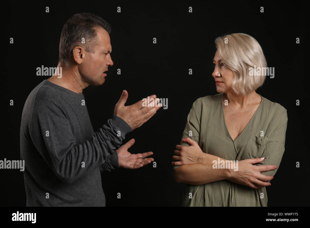 La dispute couple sur fond sombre Banque D'Images