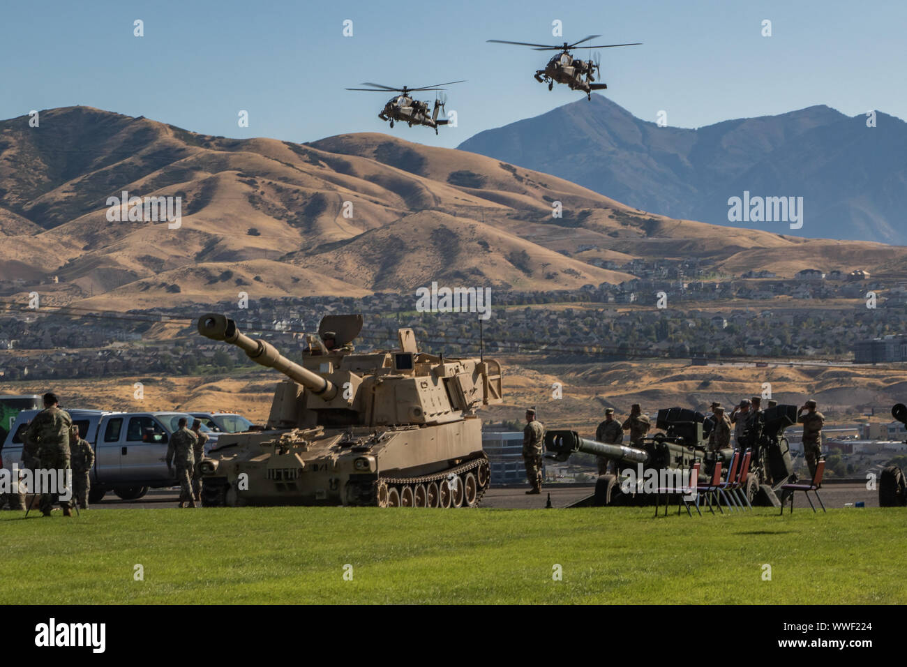 Deux hélicoptères Apache AH-64 approche le champ de parade au camp Williams, de l'Utah lors d'un affichage sur les capacités militaires de la 65e assemblée annuelle de l'Utah gouverneurs jour, 14 Septembre, 2019. Plus de 7 000 gardes nationaux de l'air et de l'armée étaient présents avec de nombreux amis et famille à participer à l'un de l'Utah est le plus fier de ses traditions. Banque D'Images