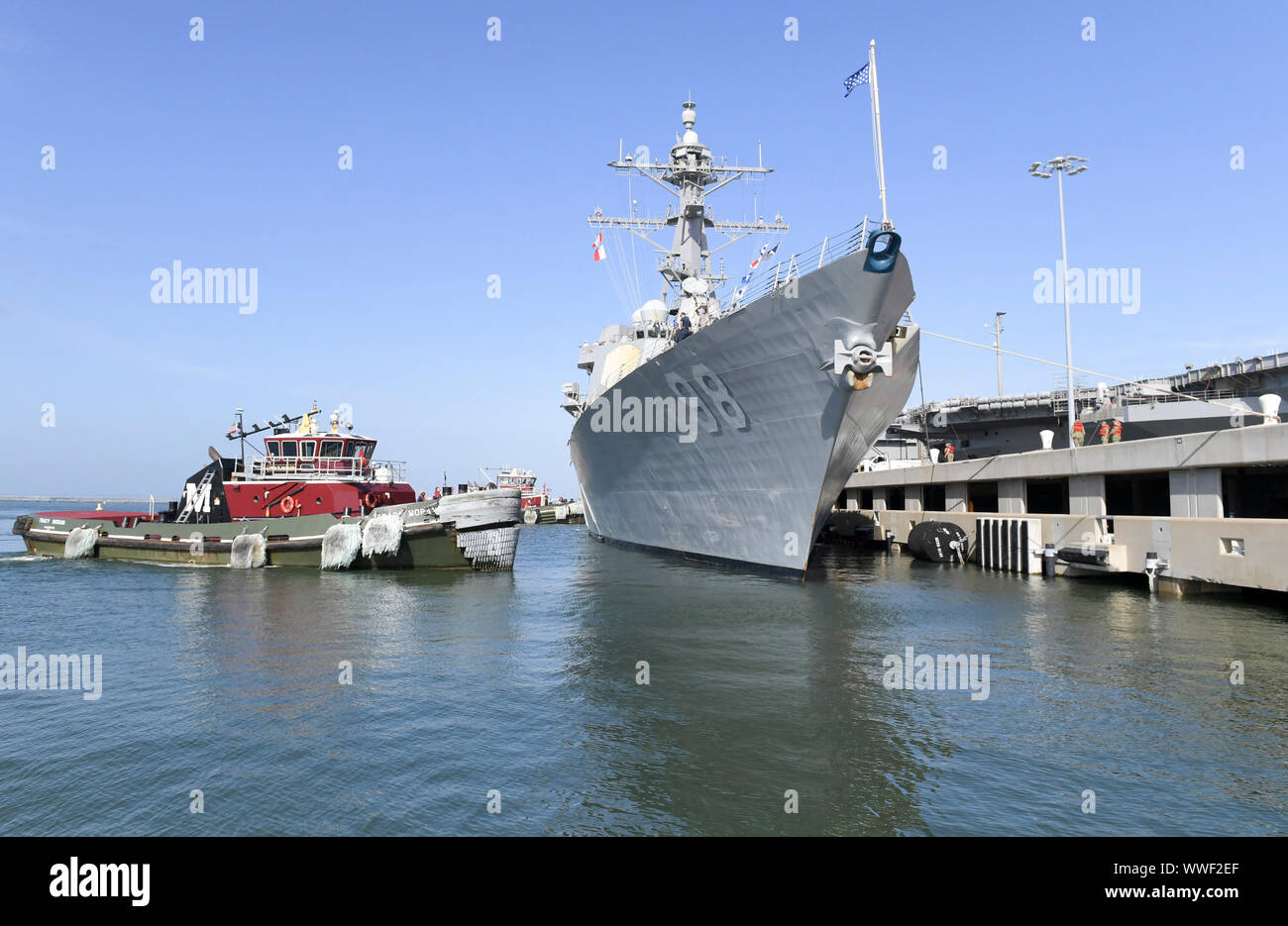 NORFOLK, Virginie (sept. 14, 2019) La classe Arleigh Burke destroyer lance-missiles USS Forrest Sherman (DDG 98) est en cours à la base navale de Norfolk pour le déploiement. Forrest Sherman et de navires (escadron de destroyers) 28 déploient pour appuyer les opérations de sécurité maritime et dans les eaux internationales à travers le monde(U.S. Photo par marine Spécialiste de la communication de masse 2e classe Derien Kenney/libérés) Banque D'Images