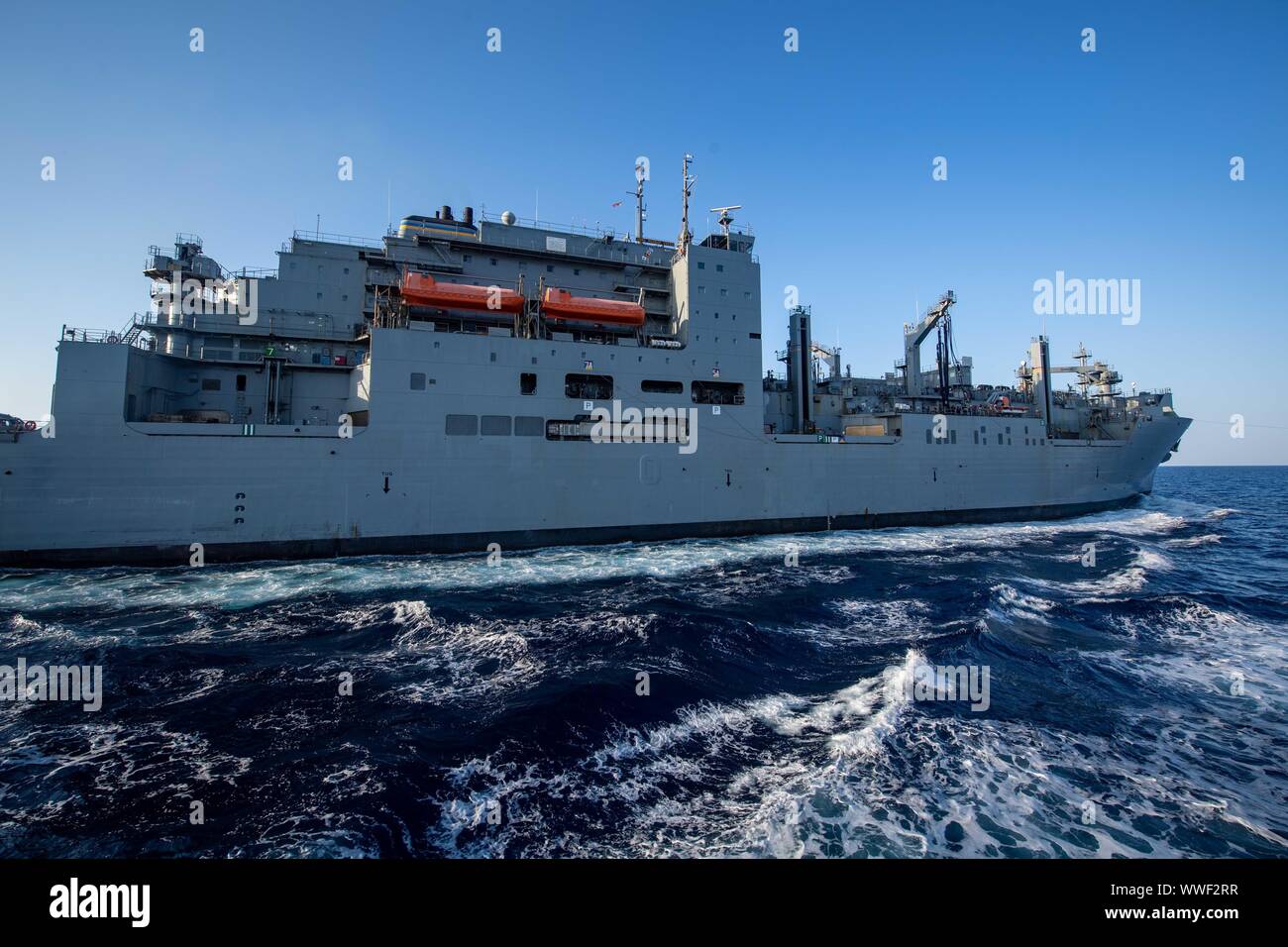 Mer Méditerranée (sept. 9, 2019) - La classe de Lewis et Clark dry-cargo ship USNS Medgar Evers (T-AKE 13) se prépare pour un ravitaillement en mer avec la classe Arleigh Burke destroyer lance-missiles USS Porter (DDG 78) dans la mer Méditerranée, le 9 septembre prochain, 2019. Porter, l'avant-déployé à Rota, en Espagne, est sur sa septième patrouille dans la sixième flotte américaine zone d'opérations à l'appui de la sécurité nationale des États-Unis en Europe et en Afrique. (U.S. Photo par marine Spécialiste de la communication de masse de la classe 3e T. Logan Keown/libérés) Banque D'Images