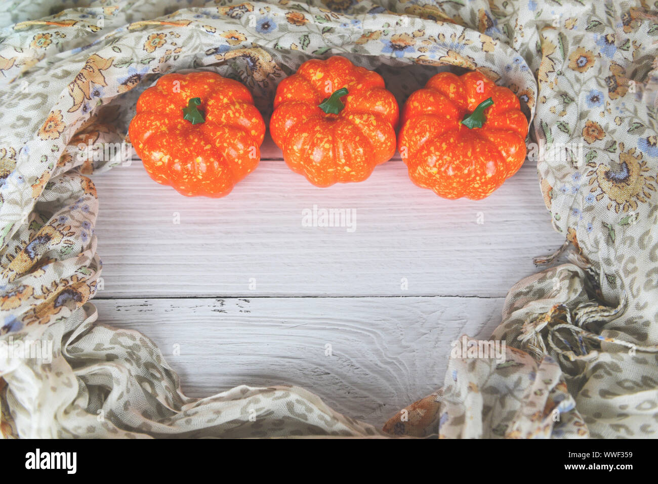 Arrière-plan de fête Halloween vacances décoration concept / Pumpkin Halloween décorations avec chiffon sur fond de bois objet accessoires Banque D'Images