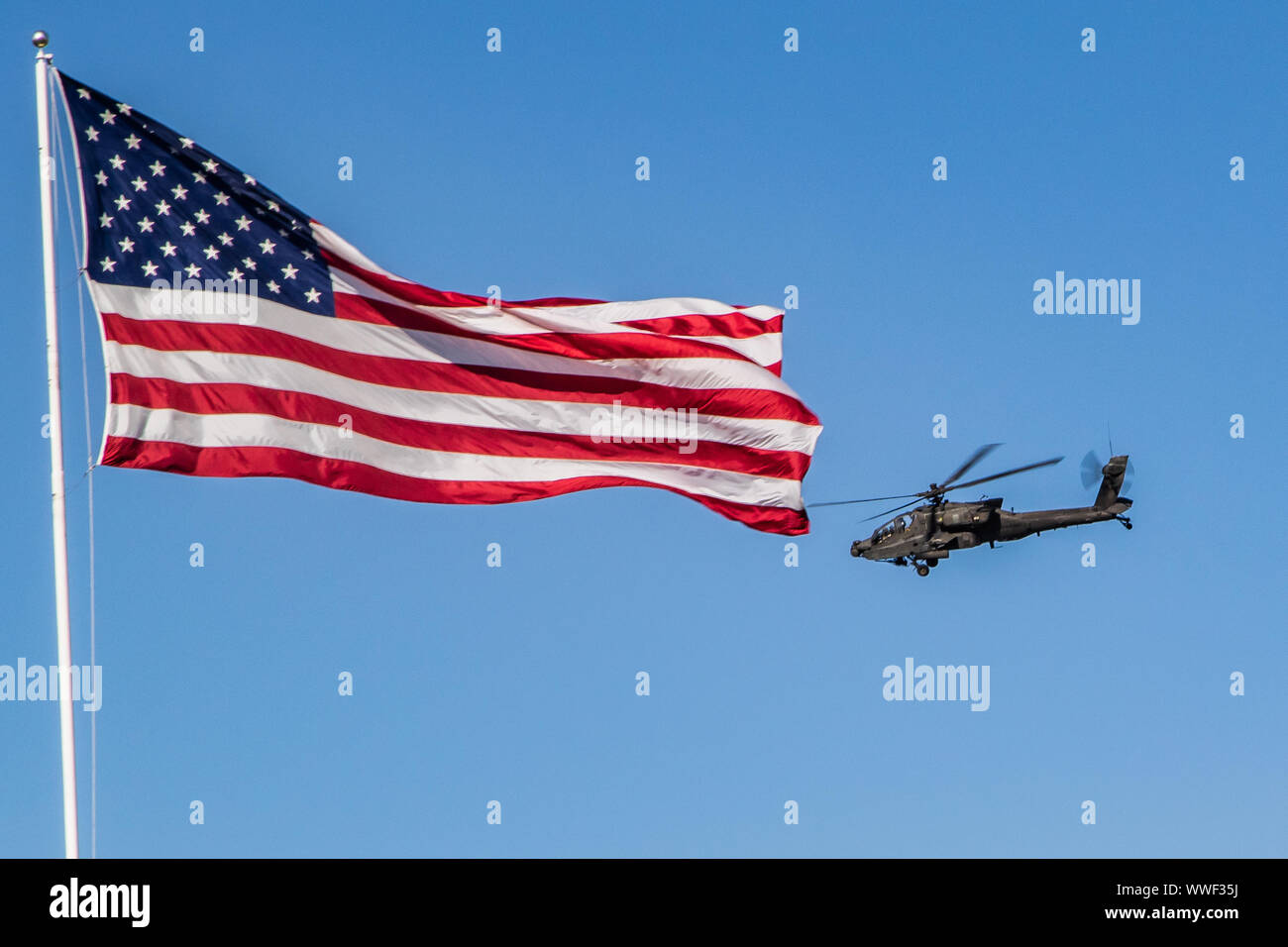 Un hélicoptère Apache AH-64 les milieux de terrain de parade au camp Williams, de l'Utah lors d'un affichage sur les capacités militaires de la 65e assemblée annuelle de l'Utah gouverneurs jour, 14 Septembre, 2019. Plus de 7 000 gardes nationaux de l'air et de l'armée étaient présents avec de nombreux amis et famille à participer à l'un de l'Utah est le plus fier de ses traditions. Banque D'Images