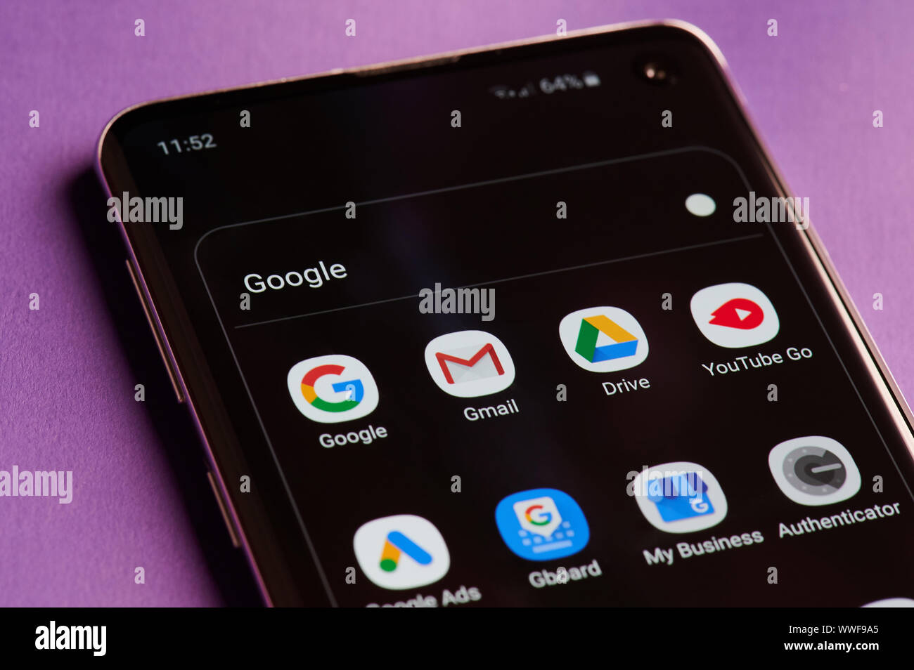 New York, USA - 14 septembre 2019 : Différents google apps dans l'écran du smartphone vue rapprochée Banque D'Images