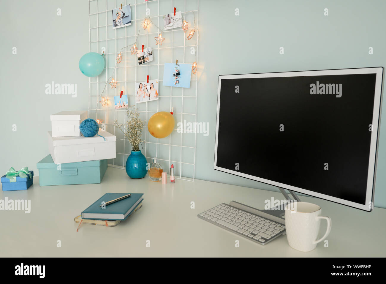 Lieu de travail avec le Conseil de l'humeur et l'ordinateur dans cette chambre moderne Banque D'Images