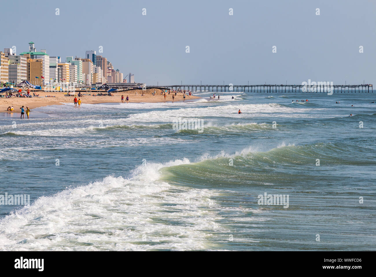 VIRGINIA BEACH, VIRGINIE - 13 JUILLET 2017 : les gens apprécient les activités de loisirs en bord de mer à l'extrémité sud du front de mer de 5 km. Banque D'Images